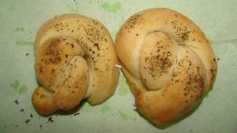 Knotted Garlic Bread Recipe